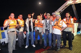 Turečtí a mezinárodní dobrovolníci na lodi.